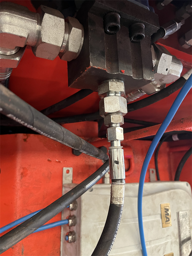 安徽淮南凱盛重工-掘錨一體機(jī)-取油口-礦用防爆在線油液監(jiān)測裝置