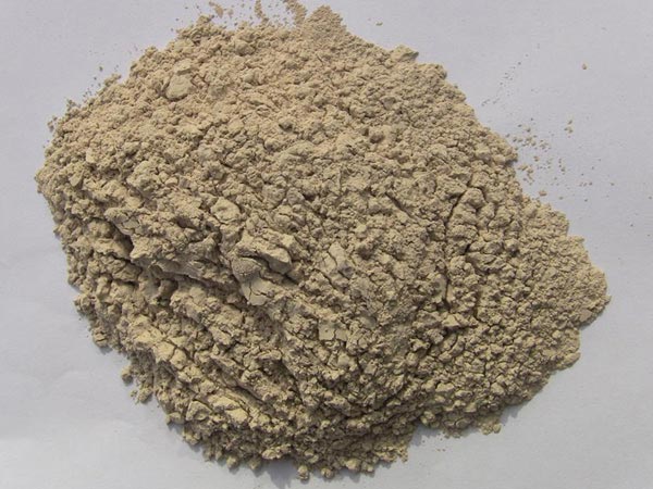 礬土性質(zhì) 礬土主要成分是氧化鋁，為煉鋁和耐火材料的主要原料。白色或灰白色，因含鐵而呈褐黃或淺紅色。密度3.45g/cm3，硬度1～3，不透明，質(zhì)脆。極難熔化，不溶于水，能溶于硫酸、氫氧化鈉溶液。 地區(qū)分布 中國鋁土礦資源比較豐富，在全國18個省、自治區(qū)、直轄市已查明鋁土礦產(chǎn)地205處，其中大型產(chǎn)地72處（不包括臺灣），主要分布在山西、山東、河北、河南、貴州、四川、廣西、遼寧、湖南等地。 投資前景 1.可用于煉鋁工業(yè)。用于國防、航空、汽車、電器、化工、日常生活用品等。 2.可用于精密鑄造。礬土熟料加工成細(xì)粉做成鑄模后精鑄。用于軍工、航天、通訊、儀表、機(jī)械及醫(yī)療器械部門。 3.可用于耐火制品。高鋁礬土熟料耐火度高達(dá)1780℃，化學(xué)穩(wěn)定性強(qiáng)、物理性能良好。 4.硅酸鋁耐火纖維。用于鋼鐵、有色冶金、電子、石油、化工、宇航、原子能、國防等多種工業(yè)，消防人員可用耐火纖維布做成衣服。 5.制造礬土水泥、研磨材料、陶瓷工業(yè)以及化學(xué)工業(yè)可制鋁的各種化合物。 鋁礬土磨粉制備 鋁礬土粉是選用煅燒過的熟鋁礬土礦石用雷蒙磨加工制成的細(xì)粉，粒度通常為100目-325目，在耐火材料行業(yè)得到了廣泛的應(yīng)用。通常加工的流程為先經(jīng)顎式破碎機(jī)進(jìn)行破碎，然后篩分進(jìn)入鋁礬土雷蒙磨或鋁礬土超細(xì)磨粉機(jī)中，進(jìn)行鋁礬土粉制備，使其應(yīng)用更加廣泛。