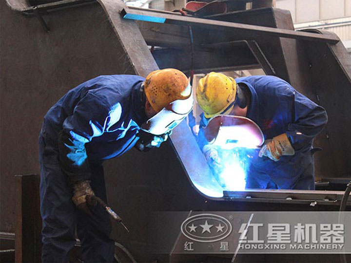 車間生產(chǎn)加工移動(dòng)破碎機(jī)，每一臺(tái)設(shè)備都是匠心打造