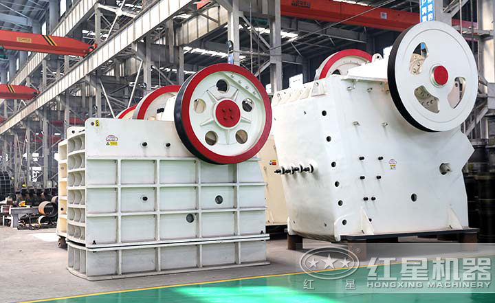 顎式破碎機(jī)實(shí)拍圖，型號(hào)多樣，價(jià)格在10-80萬之間